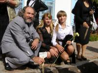 Літературно паломництво в Піски ( Франчук з юними екскурсоводами з шкільного музею-галереї.JPG)